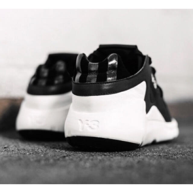 Y-3(ワイスリー)のY-3 QASA RACER RUN BLACK/WHITE 26.0cm メンズの靴/シューズ(スニーカー)の商品写真