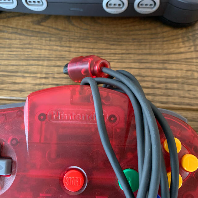 NINTENDO 64(ニンテンドウ64)の【動作確認済】ニンテンドー64 本体 コントローラー4つ　スマブラ付 エンタメ/ホビーのゲームソフト/ゲーム機本体(家庭用ゲーム機本体)の商品写真