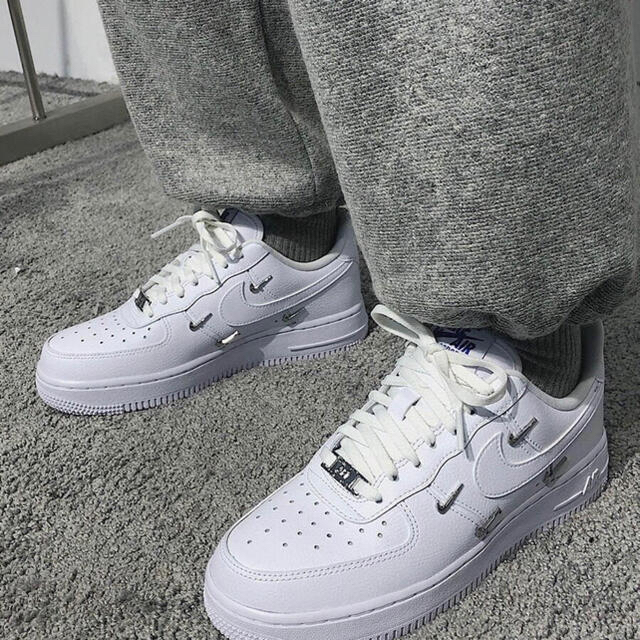 新作お買い得 Nike WMNS AIR FORCE 1 LX CHROME SWOOSHESの通販 by 遠祥屋（月末までプレゼント付き