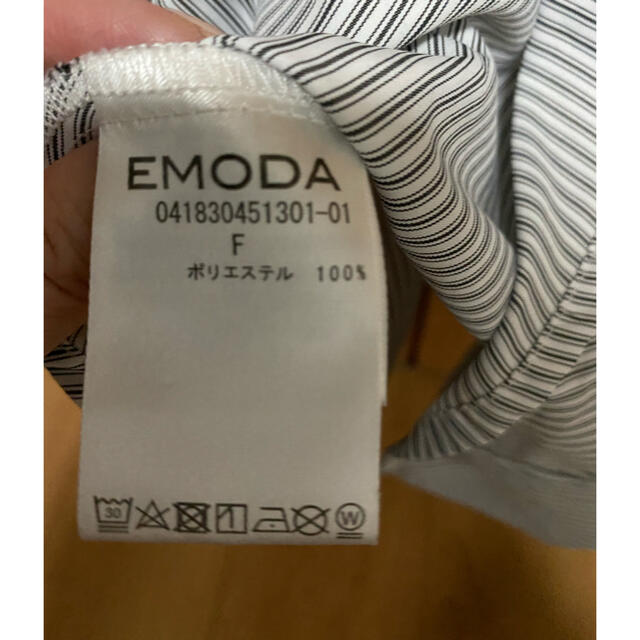 EMODA(エモダ)のエモダEMODAストライプ肩出しシャツ レディースのトップス(シャツ/ブラウス(長袖/七分))の商品写真