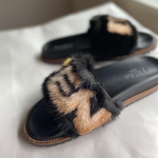FENDI - FENDI ファー サンダル メンズの通販 by strawberry shop FENDI - FENDI ファー サンダル メンズの通販 by strawberry shop