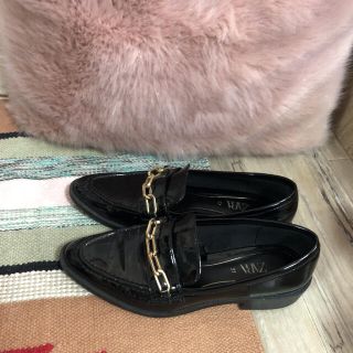 ザラ(ZARA)のねーね様専用　エナメルチェーンローファー　ZARA(ローファー/革靴)