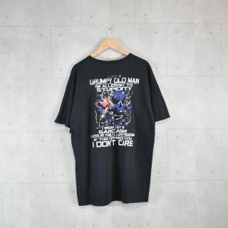 ステューシー(STUSSY)のGRUMPY OLD MAN プリントTシャツ コメディードラマ ブラック(Tシャツ/カットソー(半袖/袖なし))