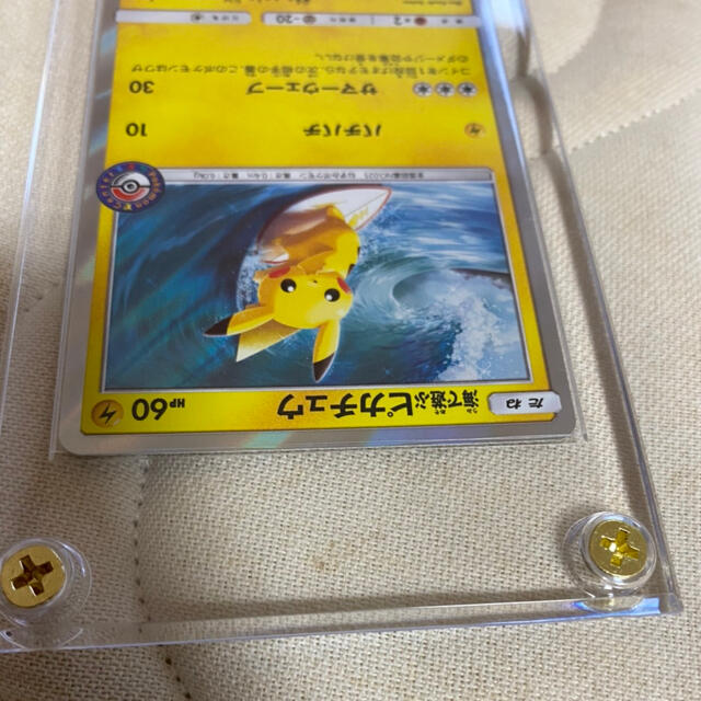 ポケモン(ポケモン)のポケモンカード　海で遊ぶピカチュウ　完品　高騰　早い者勝ち！ かなり綺麗です！ エンタメ/ホビーのトレーディングカード(シングルカード)の商品写真