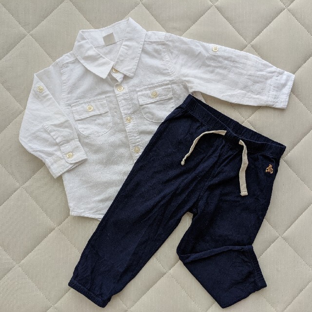 babyGAP(ベビーギャップ)のGAP 90 白シャツ パンツ キッズ/ベビー/マタニティのキッズ服男の子用(90cm~)(Tシャツ/カットソー)の商品写真