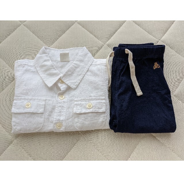 babyGAP(ベビーギャップ)のGAP 90 白シャツ パンツ キッズ/ベビー/マタニティのキッズ服男の子用(90cm~)(Tシャツ/カットソー)の商品写真