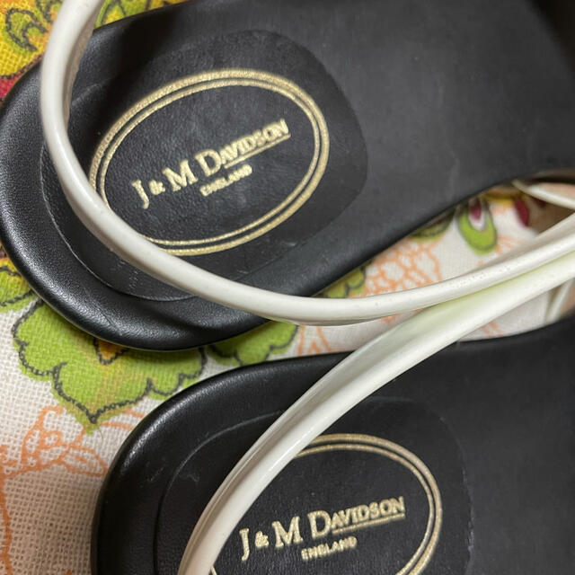 J&M DAVIDSON(ジェイアンドエムデヴィッドソン)のJ&M Davidson  フラットサンダル レディースの靴/シューズ(サンダル)の商品写真