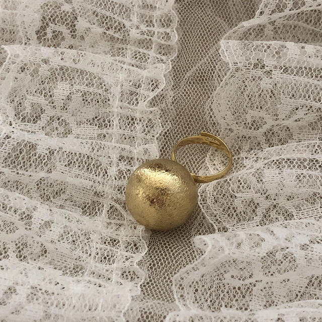 gold ring. 2