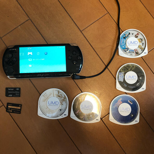 PlayStation Portable(プレイステーションポータブル)のPSP本体＋5ソフト＋メモリー＋ケース エンタメ/ホビーのゲームソフト/ゲーム機本体(携帯用ゲーム機本体)の商品写真