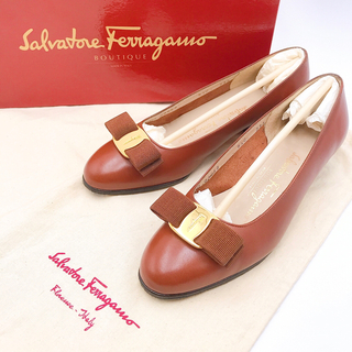 サルヴァトーレフェラガモ(Salvatore Ferragamo)のサルヴァトーレフェラガモ ヴァラ パンプス ブラウン 23cm 美品(ハイヒール/パンプス)