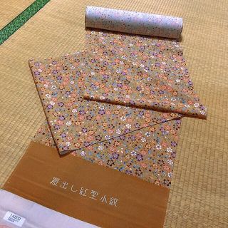 【最終お値下げ】未使用 反物 丹後ちりめん 正絹 揠出し紅型小紋 花柄(生地/糸)