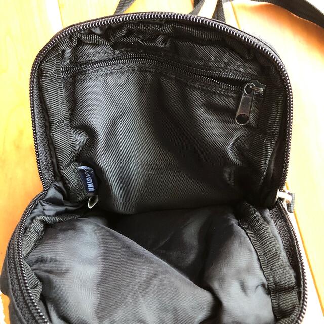UNIQLO(ユニクロ)のミニショルダーバッグ　黒　ブラック　スマホケース　お散歩ポーチ メンズのバッグ(ショルダーバッグ)の商品写真