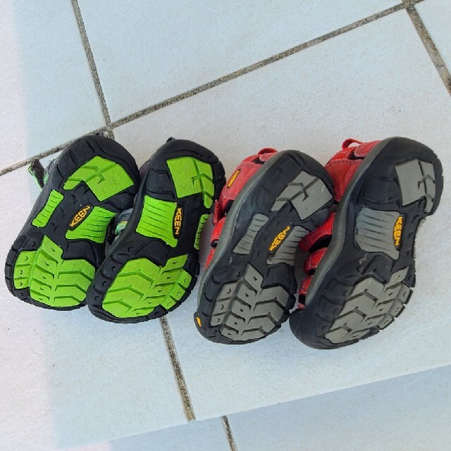 KEEN(キーン)のKEEN 15cm red.16cm green キッズ/ベビー/マタニティのキッズ靴/シューズ(15cm~)(サンダル)の商品写真