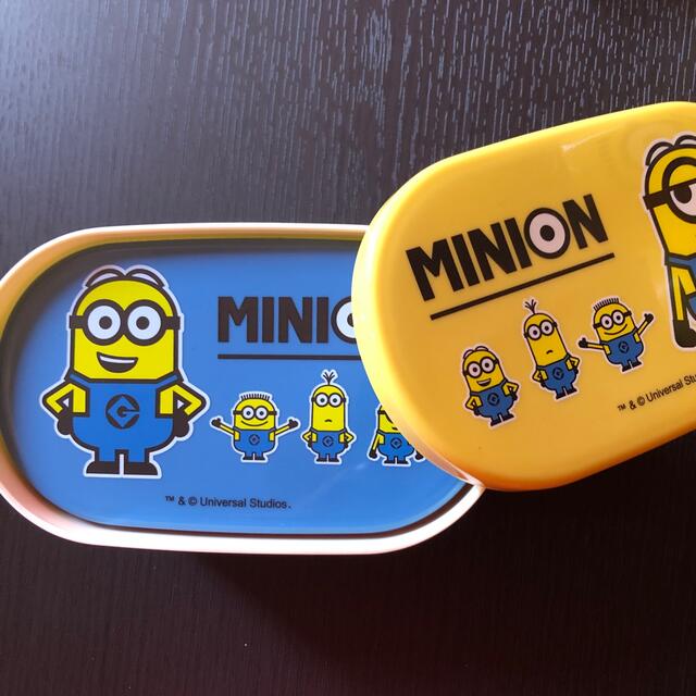 ミニオン(ミニオン)の【新品未使用】MINIONミニオン　弁当箱　コップセット エンタメ/ホビーのおもちゃ/ぬいぐるみ(キャラクターグッズ)の商品写真