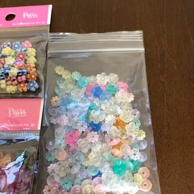 プラスチックビーズ　花　ちょうちょ　蝶　サイコロ　等 ハンドメイドの素材/材料(各種パーツ)の商品写真