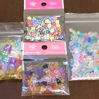 プラスチックビーズ　花　ちょうちょ　蝶　サイコロ　等(各種パーツ)