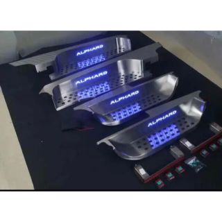 アルファード 30系 前期　後期　スカッフプレート　ブルーLED すべり止め付き(車内アクセサリ)