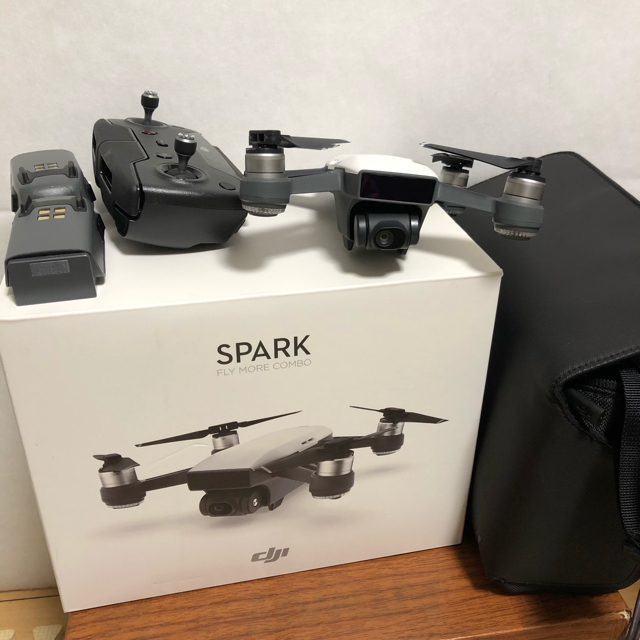 DJI SPARK フライモアコンボ エンタメ/ホビーのおもちゃ/ぬいぐるみ(ホビーラジコン)の商品写真