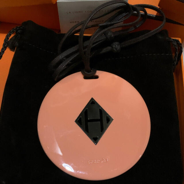 Hermes(エルメス)の未使用HERMÈS 艶バァッァローホーン淡ピンク xフラッグHロゴ入りネックレス レディースのアクセサリー(ネックレス)の商品写真