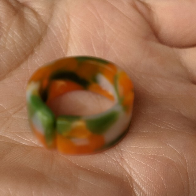 【アクリルリング】マーブルリング　orange green レディースのアクセサリー(リング(指輪))の商品写真