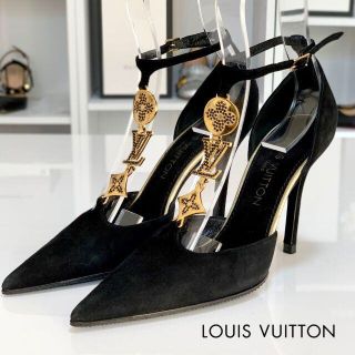 ルイヴィトン(LOUIS VUITTON)の2333 ヴィトン ストーン チャーム モノグラムフラワー スエード パンプス (ハイヒール/パンプス)