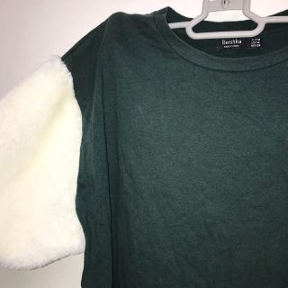 ベルシュカ(Bershka)の半袖Tシャツ　ファー　グリーン(Tシャツ(半袖/袖なし))