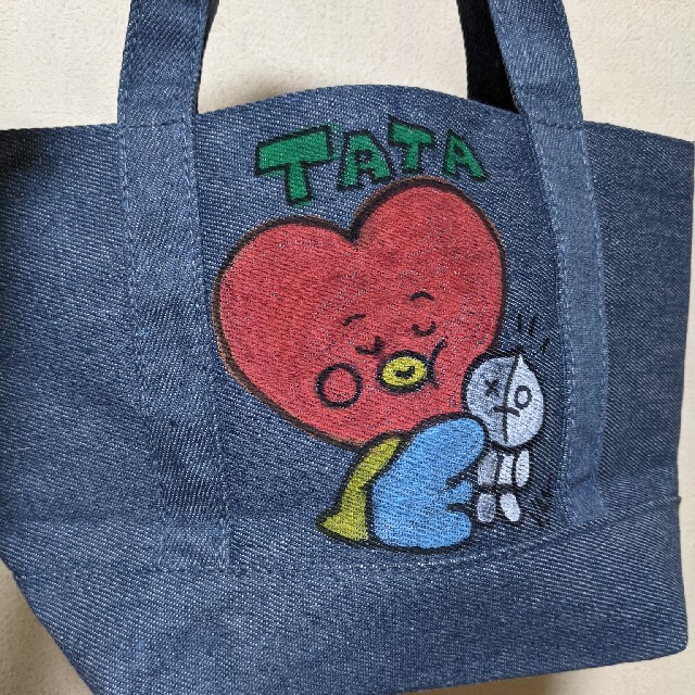 防弾少年団(BTS)(ボウダンショウネンダン)の♥にゃあにゃ様専用💜BTS TATA ペイントバッグ ランチバッグ💜テテ V レディースのバッグ(ハンドバッグ)の商品写真