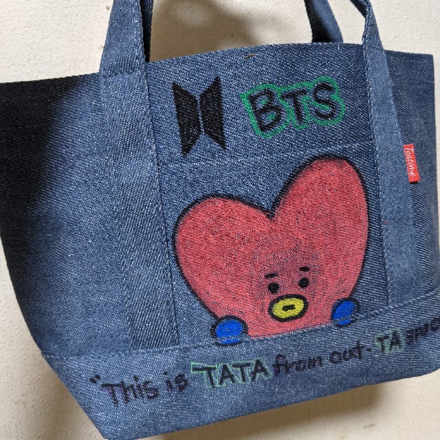 防弾少年団(BTS)(ボウダンショウネンダン)の♥にゃあにゃ様専用💜BTS TATA ペイントバッグ ランチバッグ💜テテ V レディースのバッグ(ハンドバッグ)の商品写真