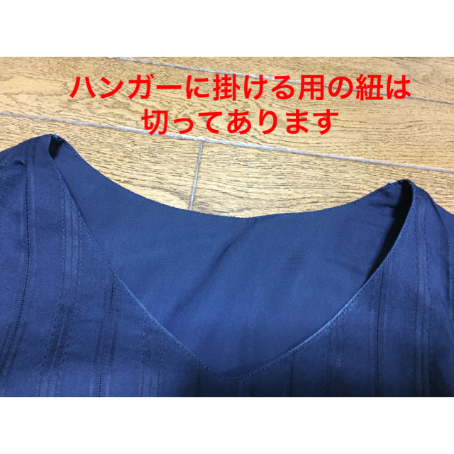 GU(ジーユー)の古着XL［GU］シャーリングペプラムブラウス（紺） レディースのトップス(シャツ/ブラウス(長袖/七分))の商品写真
