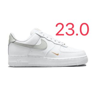 ナイキ(NIKE)のNIKE WMNS AIR FORCE 1 '07 ESS 23 新品 シルバー(スニーカー)