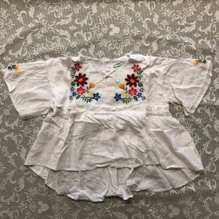 グローバルワーク(GLOBAL WORK)のGLOBAL WORK♡白色　花刺繍　トップス 120〜130(Tシャツ/カットソー)