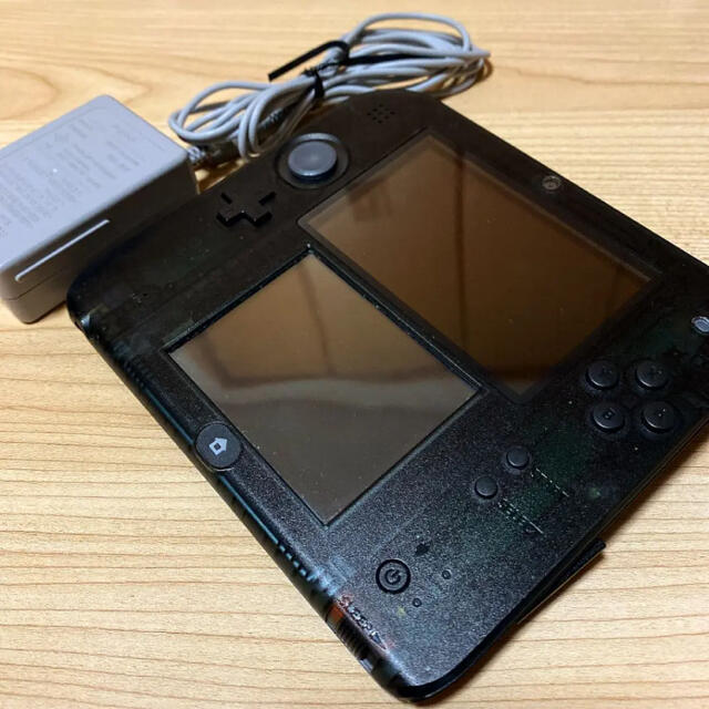 ニンテンドー2DS - 美品⭐️ニンテンドー2DS本体〈ブラック〉充電器付