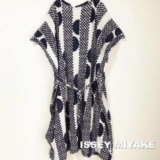 イッセイミヤケ(ISSEY MIYAKE)の【ISSEY MIYAKE 】MEI クレー プリーツ加工 スクエア ワンピース(ロングワンピース/マキシワンピース)