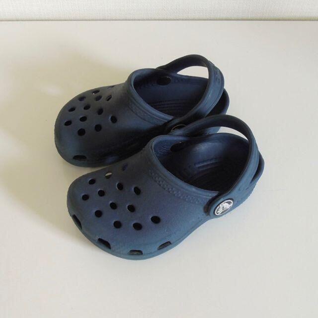 crocs(クロックス)のクロックス キッズ サンダル ネイビー 4-5 キッズ/ベビー/マタニティのベビー靴/シューズ(~14cm)(サンダル)の商品写真