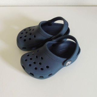 クロックス(crocs)のクロックス キッズ サンダル ネイビー 4-5(サンダル)