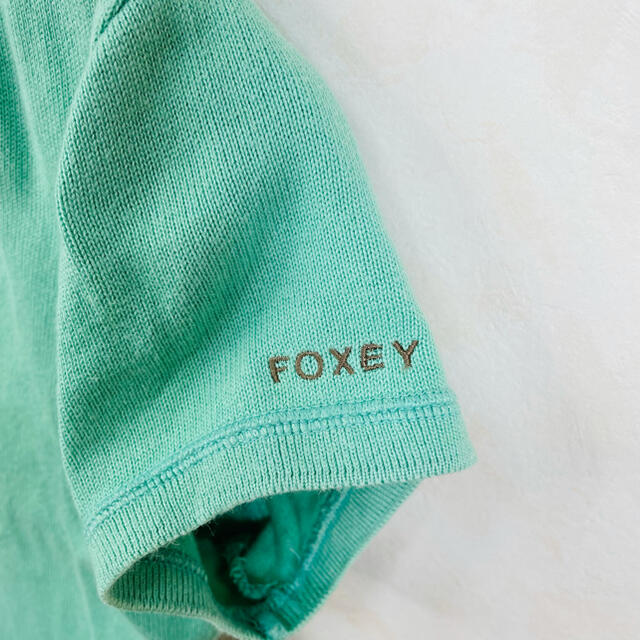 FOXEY(フォクシー)のFOXEY フォクシーニューヨーク　ポロシャツ　半袖ニット　ワンポイント刺繍ロゴ レディースのトップス(ポロシャツ)の商品写真