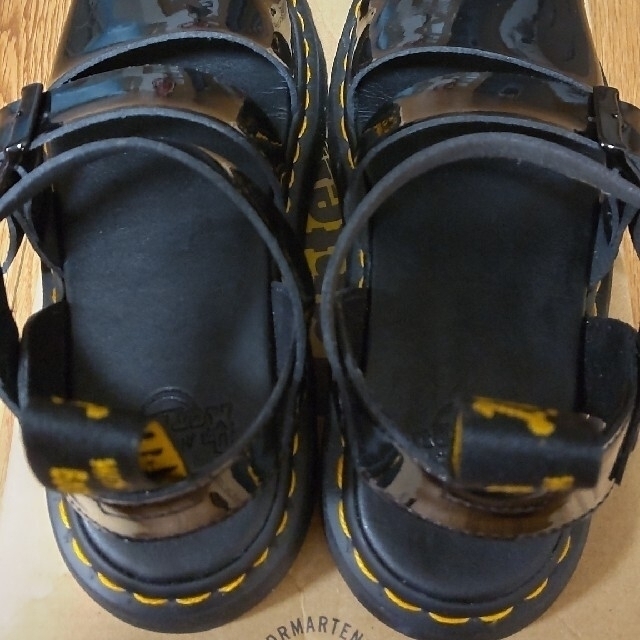 Dr.Martens(ドクターマーチン)のサイズ38（約24cm）ドクターマーチンエナメルサンダル レディースの靴/シューズ(サンダル)の商品写真