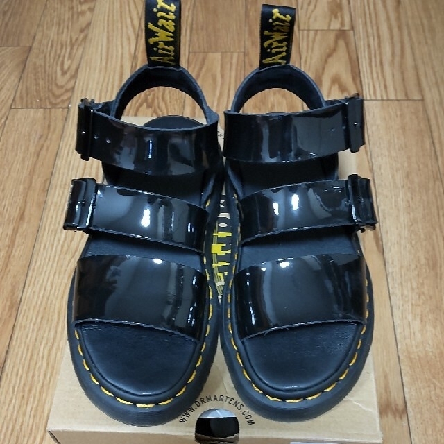 Dr.Martens(ドクターマーチン)のサイズ38（約24cm）ドクターマーチンエナメルサンダル レディースの靴/シューズ(サンダル)の商品写真