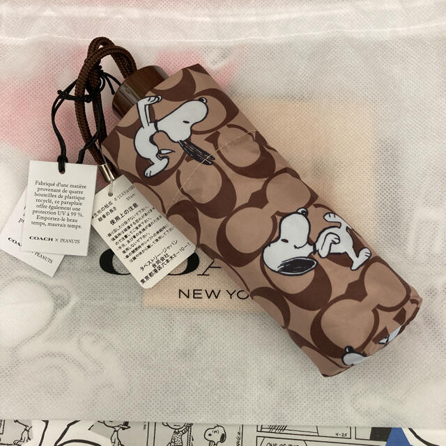 COACH(コーチ)のCOACH X PEANUTS コーチ スヌーピー  折りたたみ　傘 レディースのファッション小物(傘)の商品写真