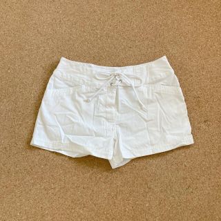 ユニクロ(UNIQLO)のユニクロ　ショートパンツ　ホワイト　マジックテープ(ショートパンツ)