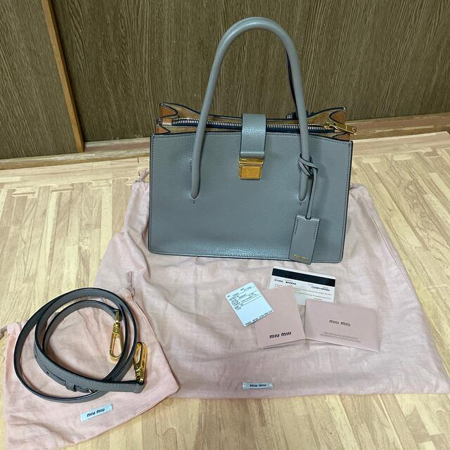 miumiu(ミュウミュウ)の【9/4まで値下げ】miumiu マドラス　バック　2way レディースのバッグ(ショルダーバッグ)の商品写真