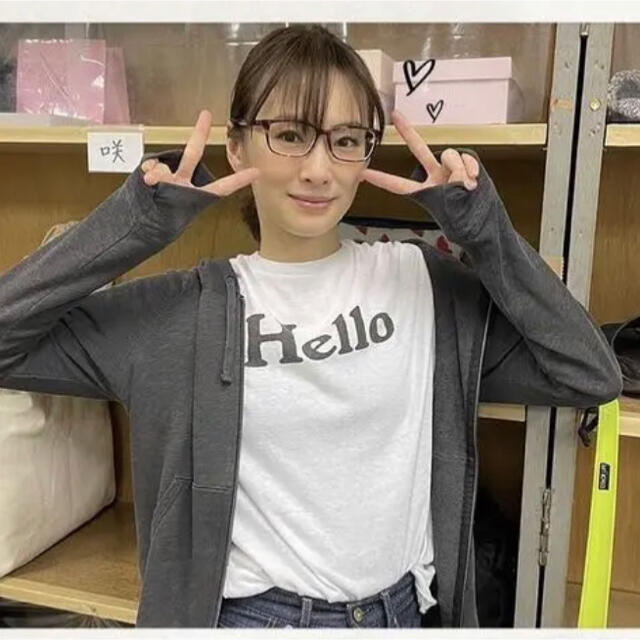 MADISONBLUE(マディソンブルー)のMADISONBLUE マディソンブルー Tシャツ Ｈｅｌｌｏ ホワイト 2 レディースのトップス(Tシャツ(半袖/袖なし))の商品写真