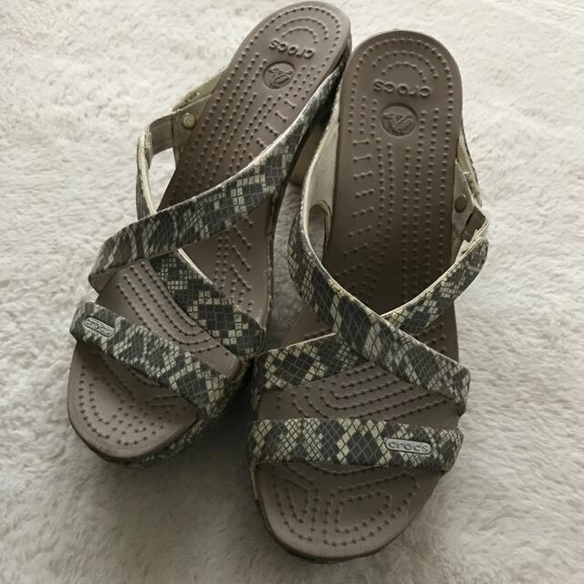 crocs - クロックスパイソンヒールサンダルW7の通販 by まる's crocs - クロックスパイソンヒールサンダルW7の通販 by まる's