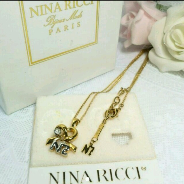 NINA RICCI(ニナリッチ)のNINA RICCI 刻印リボンネックレス レディースのアクセサリー(ネックレス)の商品写真