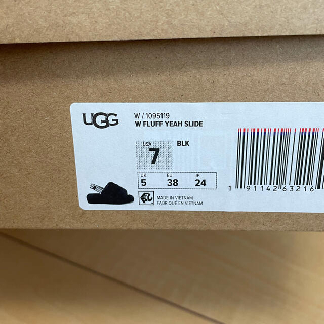 UGG(アグ)のmi様専用　UGG フラッフィーイヤースライド　サンダル黒　24センチ レディースの靴/シューズ(サンダル)の商品写真