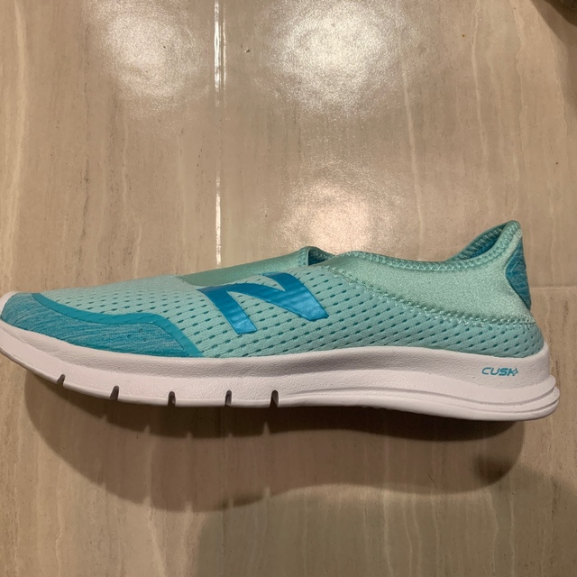 New Balance(ニューバランス)のankaio77様専用　ニューバランス　24.5cm 新品　スリッポン レディースの靴/シューズ(スニーカー)の商品写真