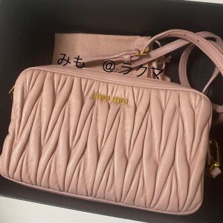 ミュウミュウ(miumiu)のmiumiu マテラッセ ショルダーバッグ ピンク 美品(ショルダーバッグ)