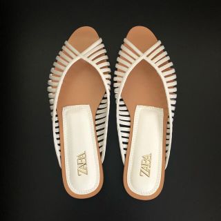 ザラ(ZARA)のZARA ザラ　フラットサンダル　ホワイト(サンダル)