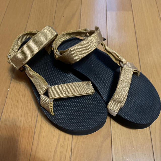 Teva(テバ)のTEVA  厚底スポーツサンダル　ゴールド レディースの靴/シューズ(サンダル)の商品写真