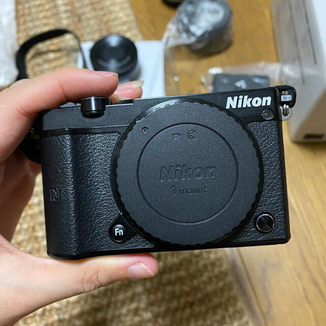 Nikon(ニコン)のNIKON1 j5 ミラーレス一眼レフ　ブラック　ダブルレンズキット スマホ/家電/カメラのカメラ(ミラーレス一眼)の商品写真